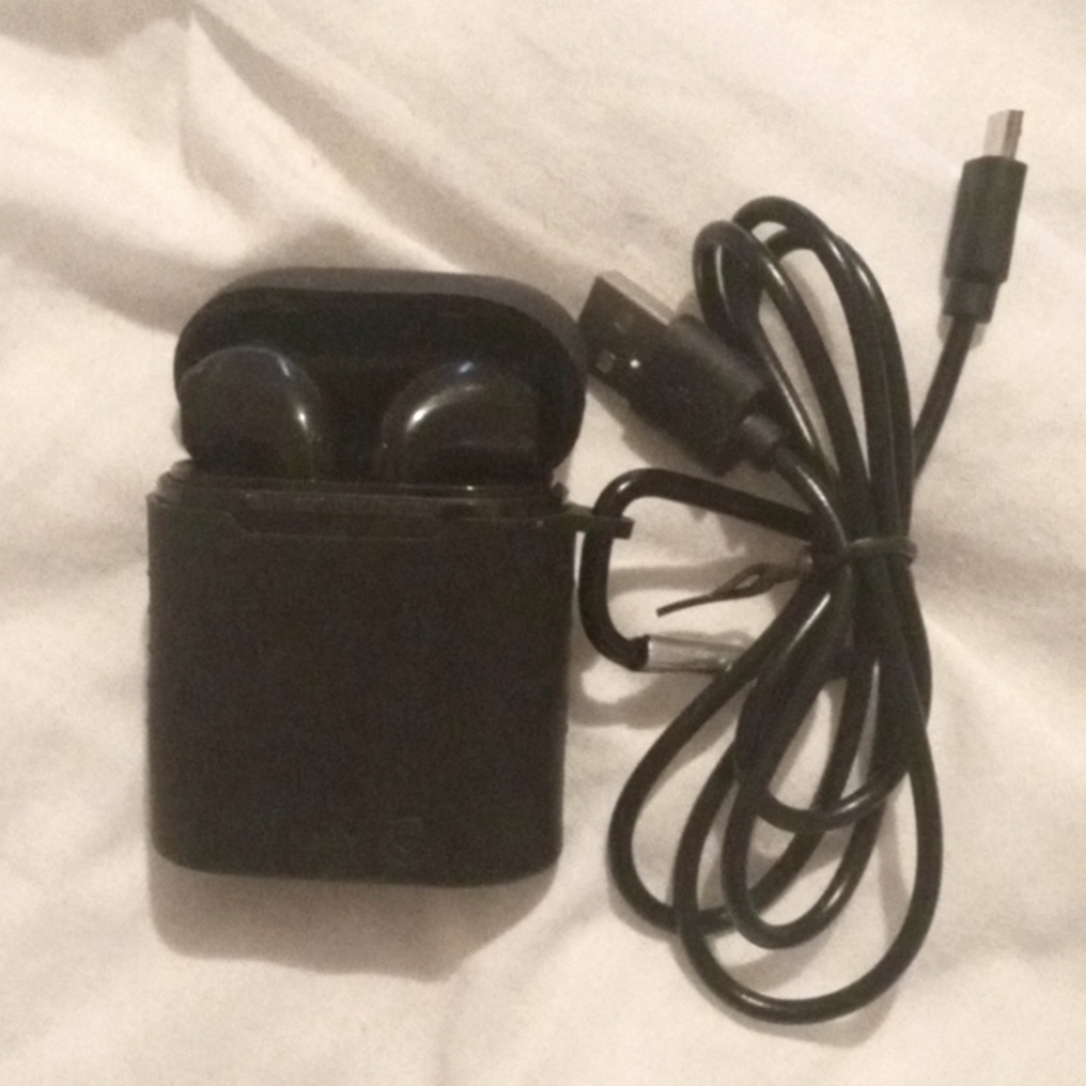 Fisher ear pods with case and charger